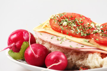 Nahaufnahme von belegtem Fladenbrot mit Radieschen