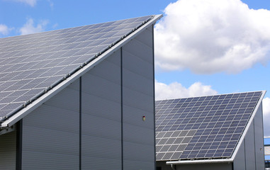 Zwei Dächer mit Solarzellen