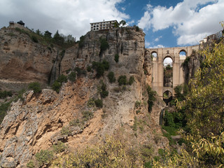 Fototapeta na wymiar Z widokiem na wspaniały most w Ronda