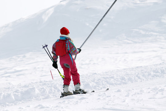 b&acirc;tons dans la main gauche