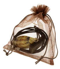 collier coquillage bois cordonnet  étui pochon fond blanc