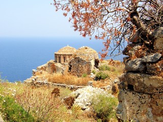 vieille église Agia Sofia en ruines à Monemvassia - 17902576