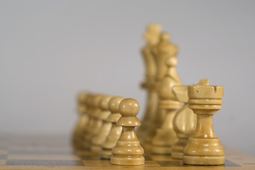 Aufstellung weisser Schachfiguren © thomas haltinner