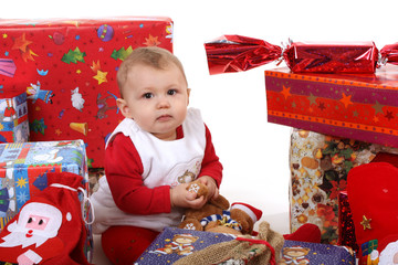 Baby zwischen Geschenke