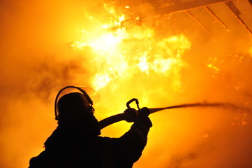 Feuerwehrmann vor Feuerwand