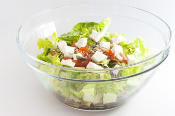 Salat mit Tomaten, gerösteten Kernen und Mozzarella
