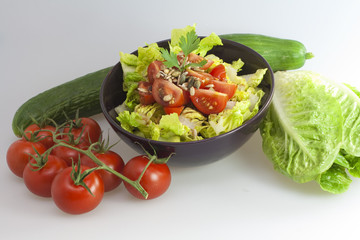Salat mit Tomaten und gerösteten Kernen