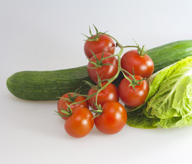 Salatherz, Rispentomaten und Gurke