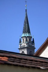 campanile che spunta dai tetti