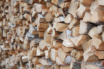 Gestapeltes und getrocknetes Feuerholz