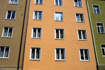 facciata di edificio multicolore con molte finestre