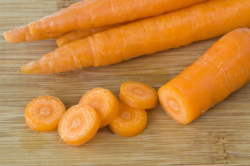 Möhren auf einem Brettchen