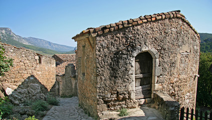 village avec maison en pierre