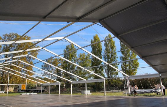 Tente de salon en cours de montage