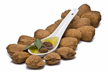 Cuchara de aceite sobre almendras.