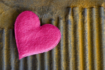 Herz auf rostigem Metall