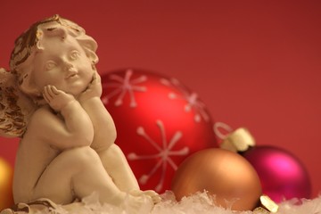 Engel mit Weihnachtsdeko