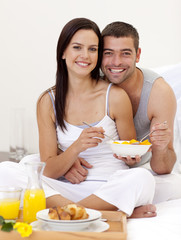 Obraz na płótnie Canvas Couple having healthy breakfast in bed