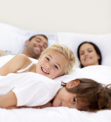 Obraz na płótnie Canvas Family realxing in parent's bed