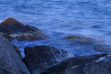 Naklejka premium onde sulla scogliera di San Remo