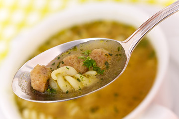 suppe mit fleischbällchen