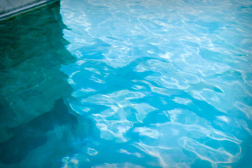 Piscine d'eau turquoise avec reflets et texture