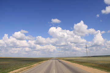 Straße durch die Weiten der Steppe - Kasachstan