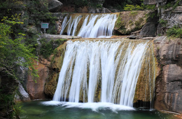 Fototapeta na wymiar Falls wodne i kaskady Yun-Tai Mountain Chinach