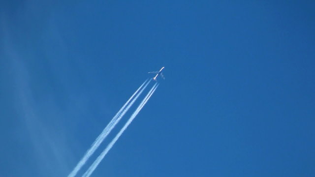 Flugzeug am Himmel
