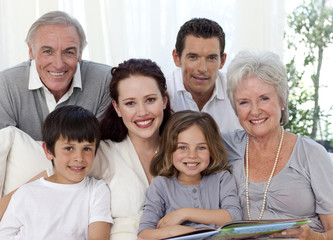 Obraz premium Portrait of family looking at a photograph album