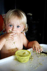 bebe mange avec les mains
