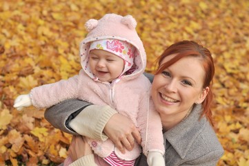 bébé et maman dans automne park