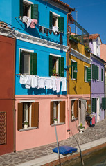 Fototapeta na wymiar Burano island in lagoon of Venice; famous brightly-colored house
