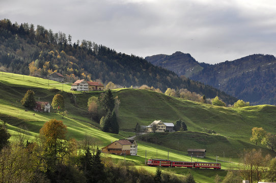 Panorama von Urn&auml;sch mit Eisenbahn