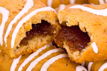 Appple-cinnamon cereal bars.