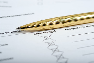 Wohnungsübergabeprotokoll mit Kugelschreiber