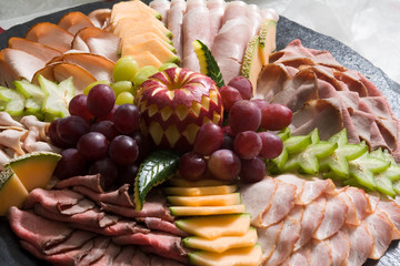 Aufschnittplatte gemischt mit Fruechten