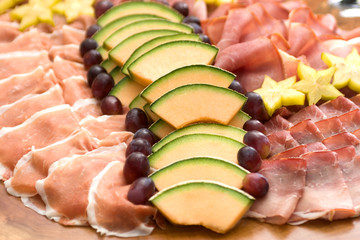 Aufschnittplatte gemischt mit Fruechten