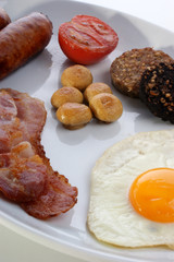 traditional irish breakfast on a large plate
