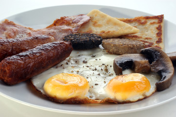 traditional irish breakfast on a large plate