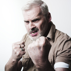 homme mûr bagarreur rixe agression