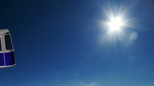 Cabine de t&eacute;l&eacute;ph&eacute;rique sur ciel bleu