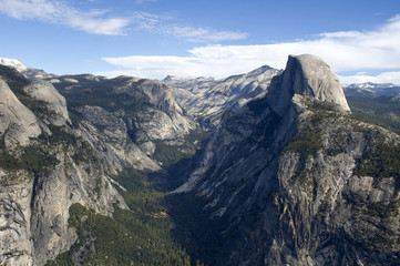 Fototapeta na wymiar Szerokie ujęcie z Half Dome i Yosemite Valley