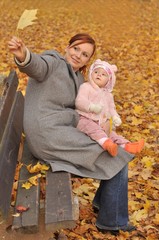 bébé et maman dans automne park