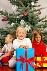 Fototapeta na wymiar Weihnachten - Kinder mit Geschenken
