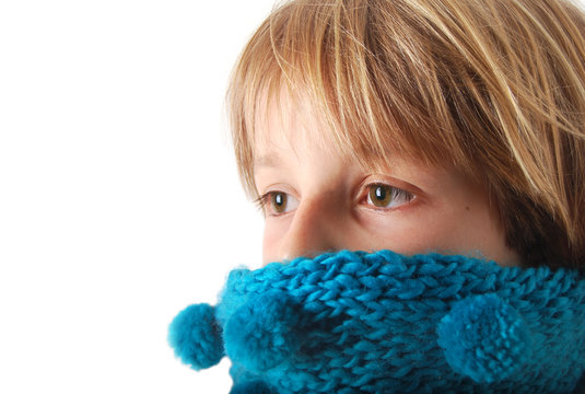 Regard d'enfant avec &eacute;charpe bleue en laine