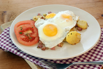 fried egg with organic potato and tomato