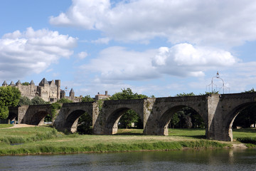 Fototapeta na wymiar na moście w Carcassonne