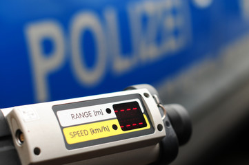 Geschwindigkeitsmessung mit Laserpistole Polizei Radar