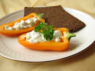 Paprika-Schiffchen mit Kräuterquark und Pumpernickel